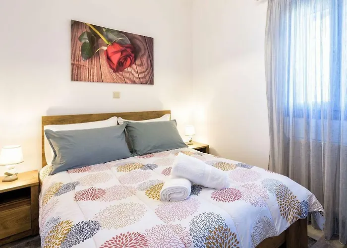 Louros House Apartman *